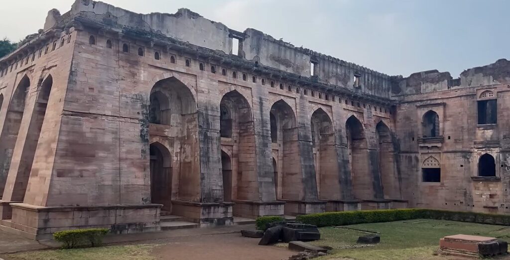 Hindola Mahal - Mandu Places to visit